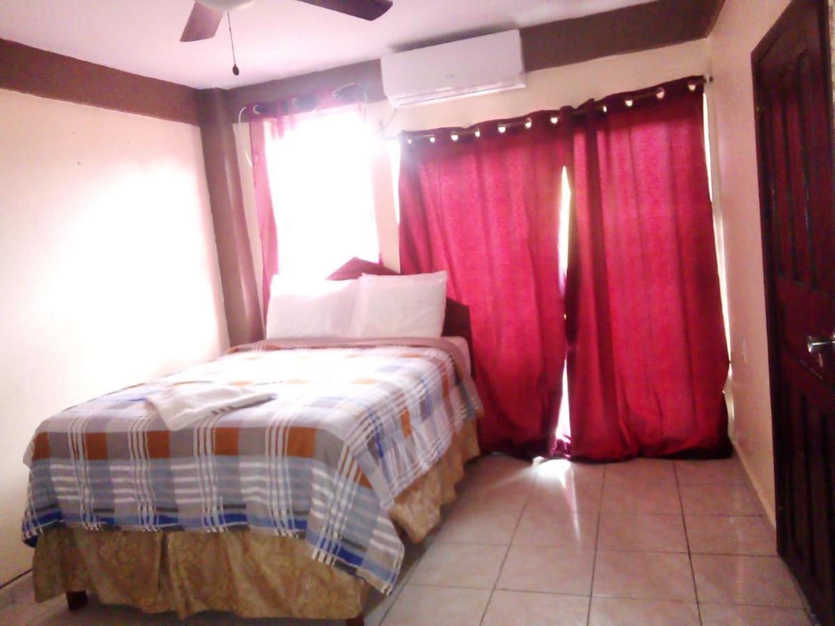 La Delphina Bed And Breakfast Bar And Grill La Ceiba Zewnętrze zdjęcie