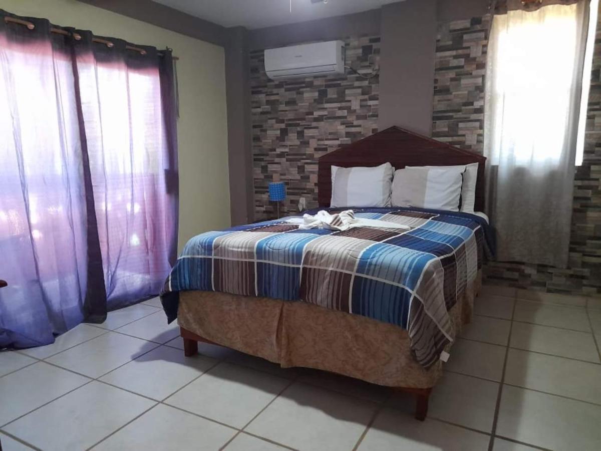 La Delphina Bed And Breakfast Bar And Grill La Ceiba Zewnętrze zdjęcie