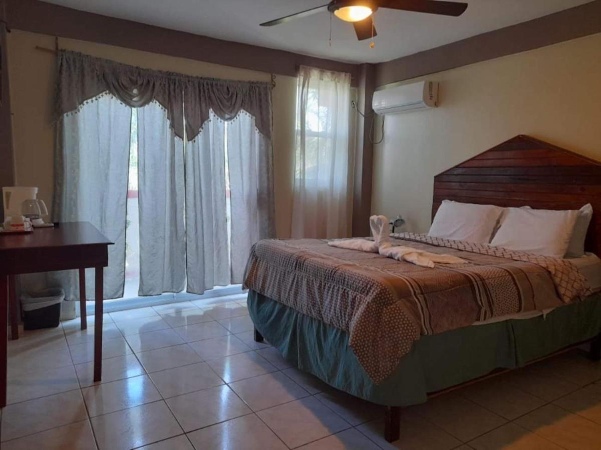 La Delphina Bed And Breakfast Bar And Grill La Ceiba Zewnętrze zdjęcie