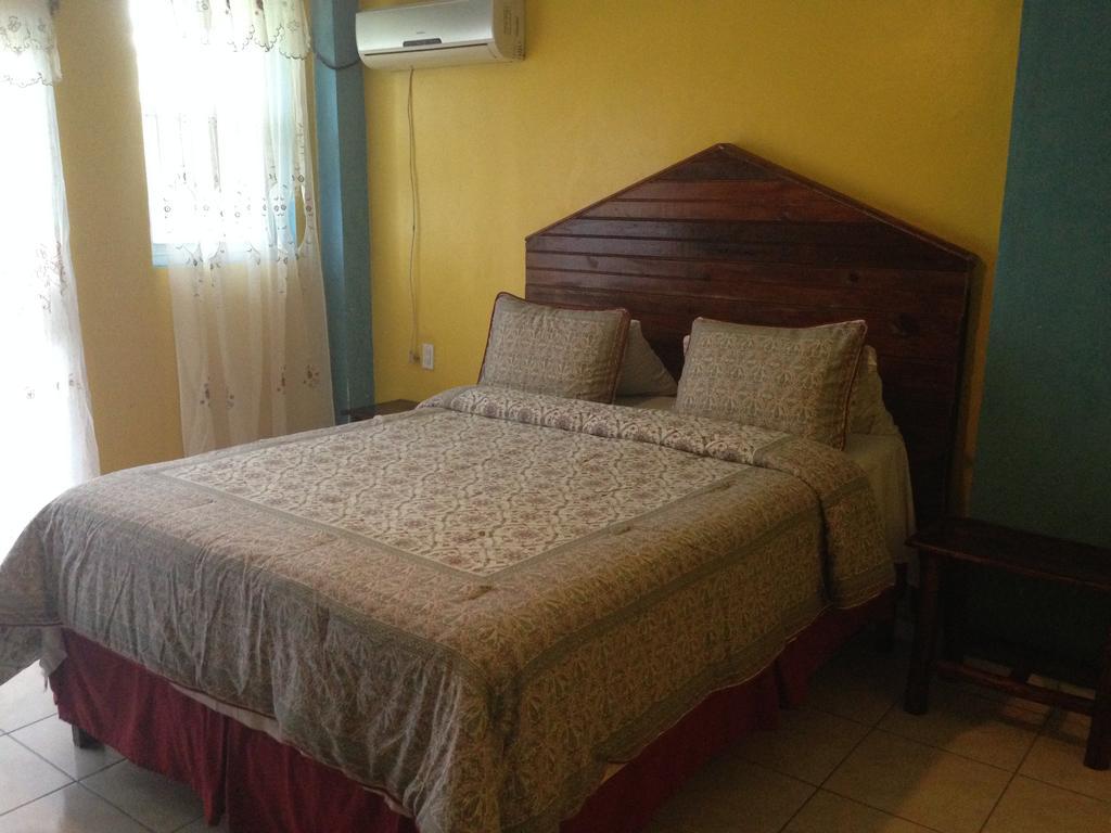 La Delphina Bed And Breakfast Bar And Grill La Ceiba Zewnętrze zdjęcie
