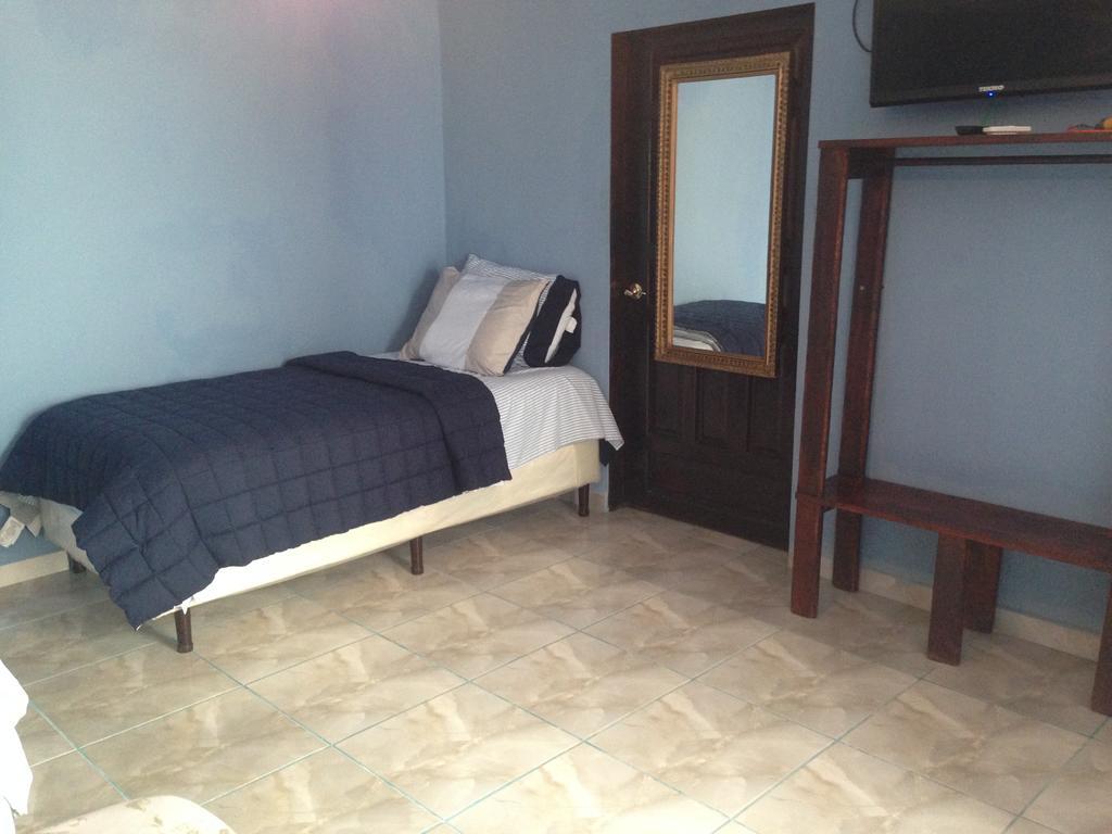 La Delphina Bed And Breakfast Bar And Grill La Ceiba Zewnętrze zdjęcie